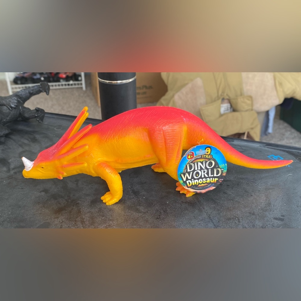 NWT Jaru Styracosaurus 10” Dinosaur Dino World Toy #1720